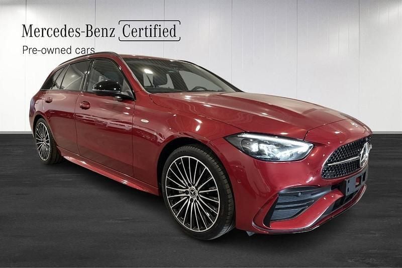 Röd (red) Begagnad 2025 Mercedes C300e Advanced Kombi | 609 900 kr (Marknadspris) - Bild 1/4