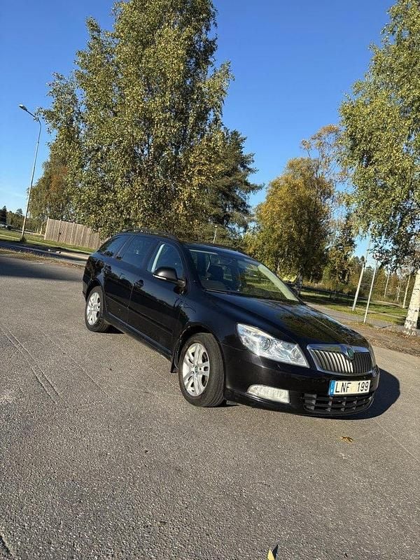 Svart Begagnad 2013 Skoda Octavia Elegance Kombi | 68 900 kr (Bra pris) - Bild 1/4