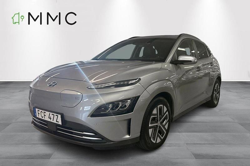 Grå (shimmering silver) Begagnad 2021 Hyundai Kona Advanced SUV | 239 000 kr (Marknadspris) - Bild 1/4
