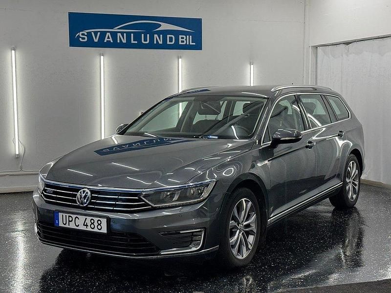 Mörkgrå Begagnad 2016 VW Passat GTE Kombi | 159 800 kr (Marknadspris) - Bild 1/4