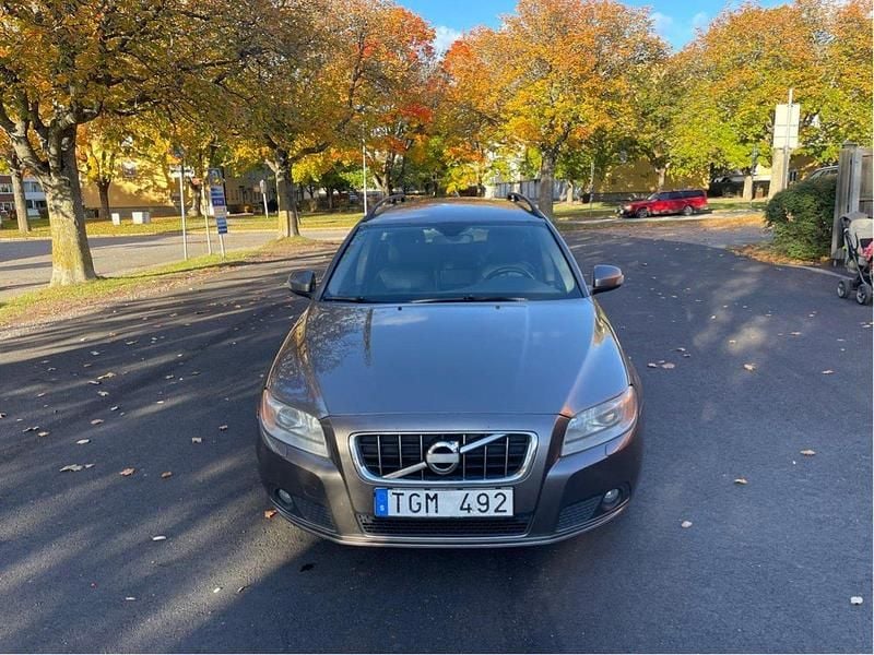 Grå Begagnad 2010 Volvo V70 Momentum Kombi | 48 000 kr (Marknadspris) - Bild 1/4