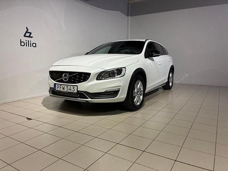 Vit Begagnad 2017 Volvo V60 CC Business Edition Kombi | 209 900 kr (Marknadspris) - Bild 1/3