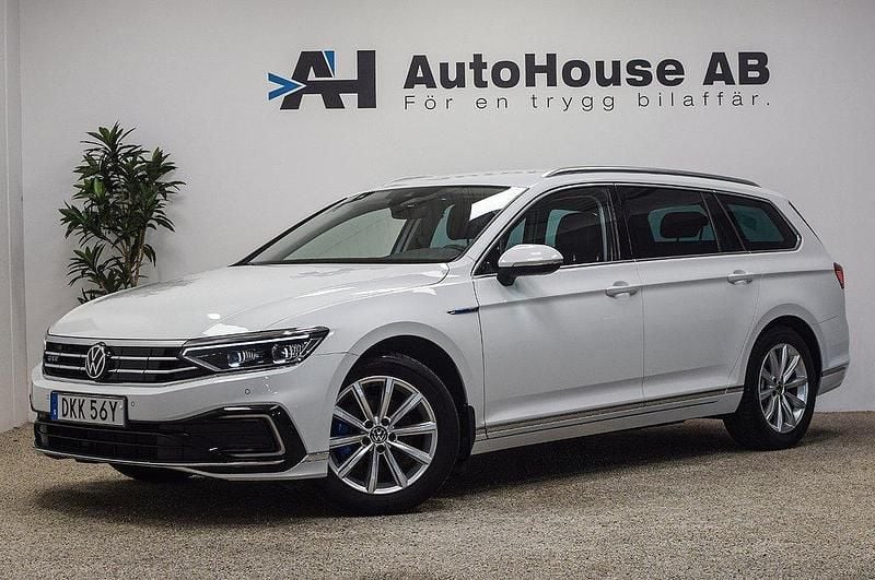 Vit Begagnad 2021 VW Passat GTE Kombi | 284 000 kr (Lite dyr) - Bild 1/4