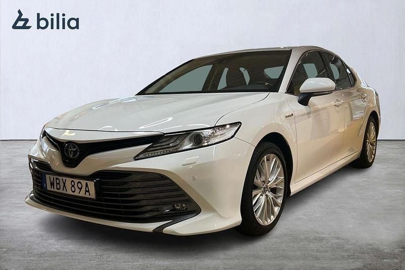 Vit Begagnad 2020 Toyota Camry Hybrid Executive Sedan | 269 900 kr (Marknadspris) - Bild 1/3
