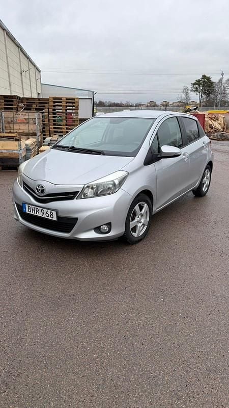 Begagnad Toyota Yaris 99 HK (72 kW) 2014 Halvkombi