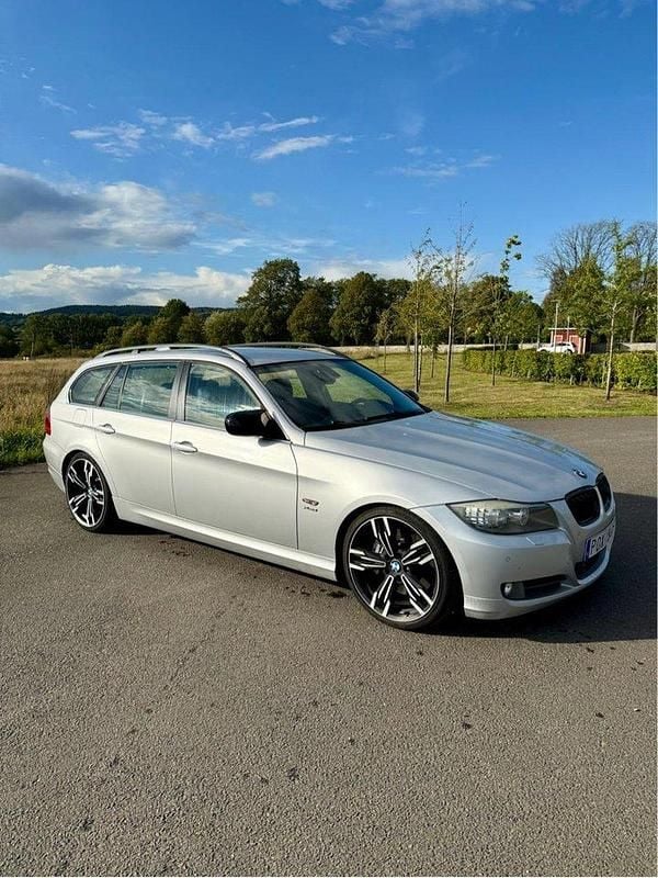 Grå Begagnad 2009 BMW 330 Kombi | 92 000 kr (Marknadspris) - Bild 1/4