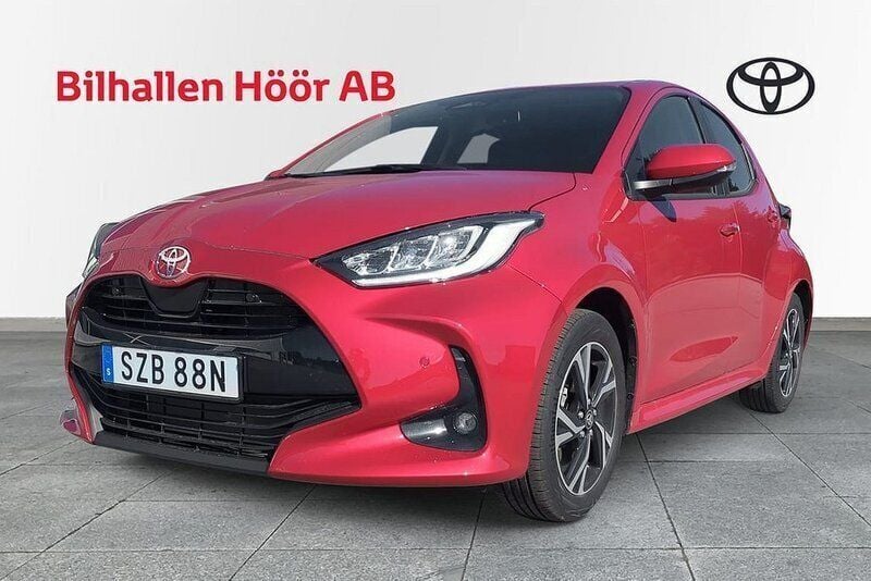 Röd Ny 2024 Toyota Yaris Hybrid Active Halvkombi | 259 900 kr (Marknadspris) - Bild 1/3