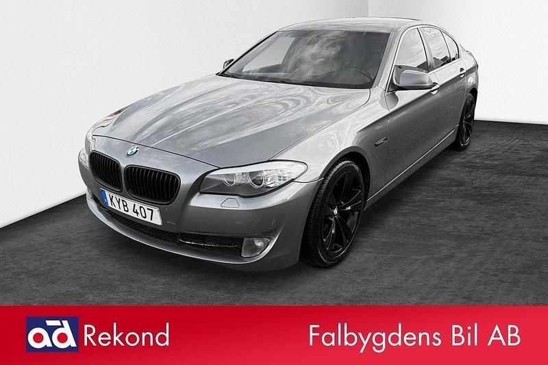 Grå Begagnad 2010 BMW 520 Sedan | 77 500 kr (Marknadspris) - Bild 1/4