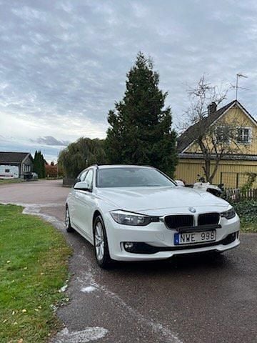 Vit Begagnad 2013 BMW 320 Kombi | 95 000 kr (Bra pris) - Bild 1/4
