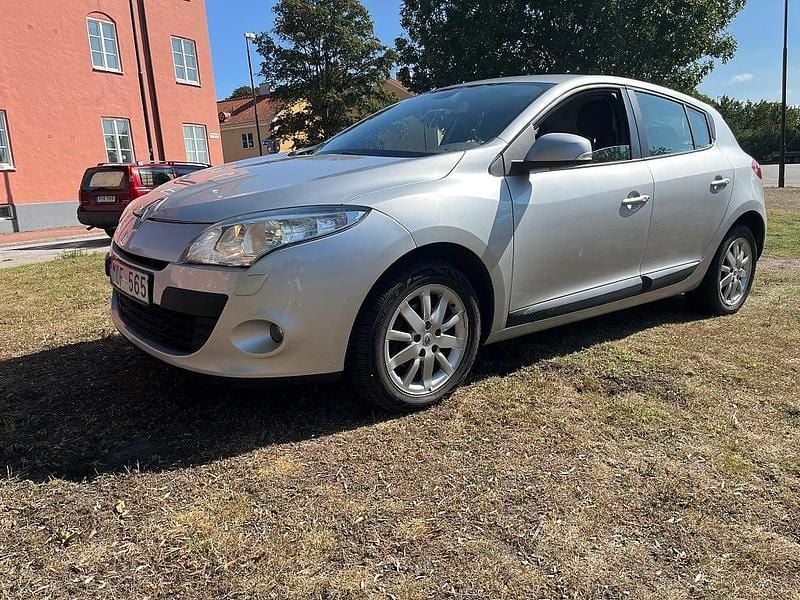 Begagnad Renault Mégane III 110 HK (80 kW) 2011 Silver Halvkombi