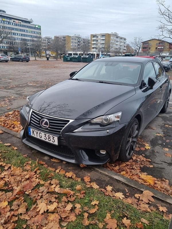 Safirsvart Begagnad 2015 Lexus IS300h Sedan | 160 000 kr (Superpris) - Bild 1/4