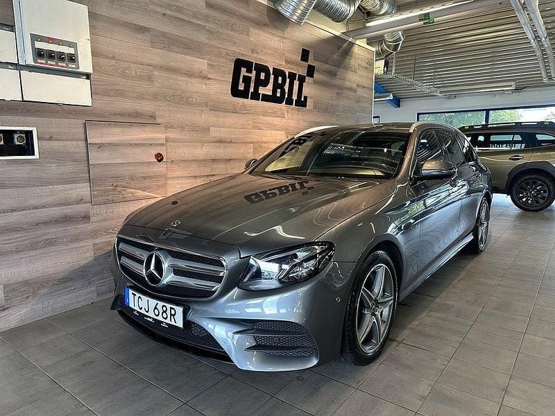 Grå Begagnad 2019 Mercedes E300 AMG line Kombi | 334 900 kr (Dyr) - Bild 1/4