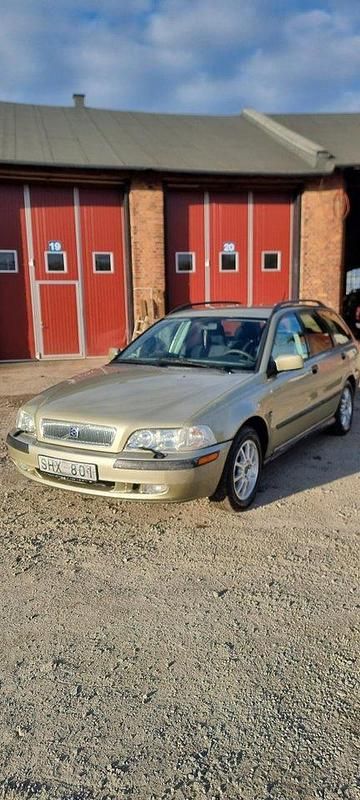 Brun Begagnad 2001 Volvo V40 Kombi | 22 000 kr (Marknadspris) - Bild 1/4