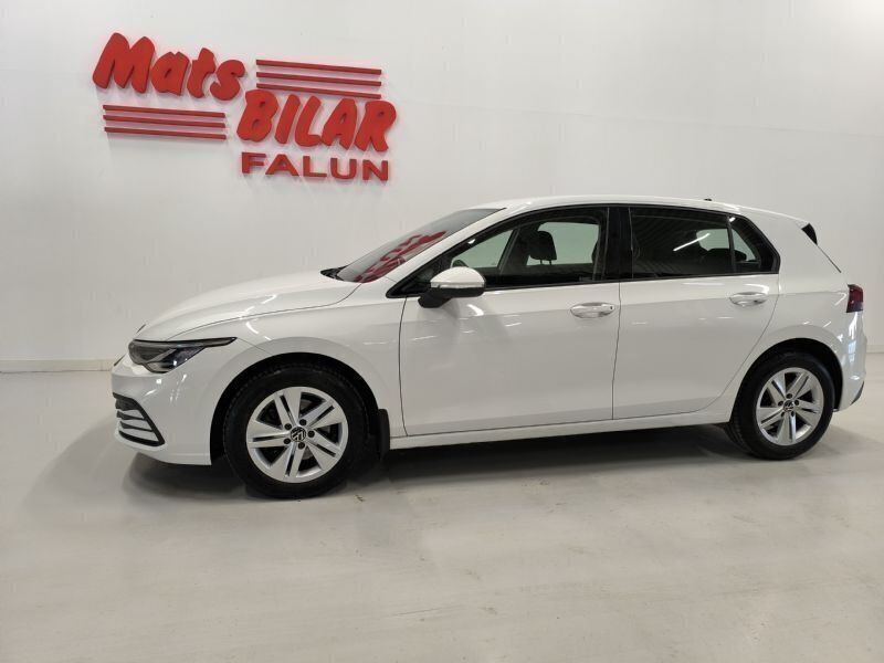 Vit Begagnad 2022 VW Golf VIII Halvkombi | 239 900 kr (Marknadspris) - Bild 1/4