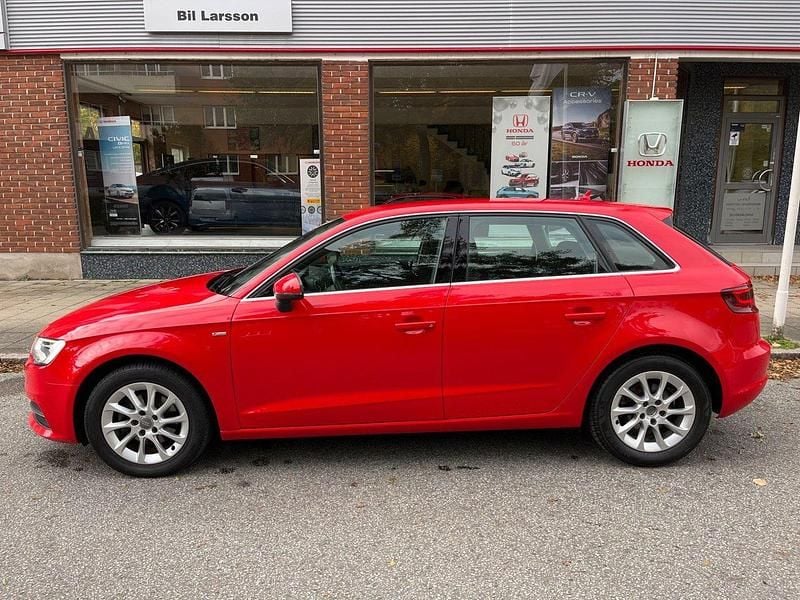 Röd Begagnad 2016 Audi A3 Sportback Attraction Halvkombi | 149 000 kr (Marknadspris) - Bild 1/4