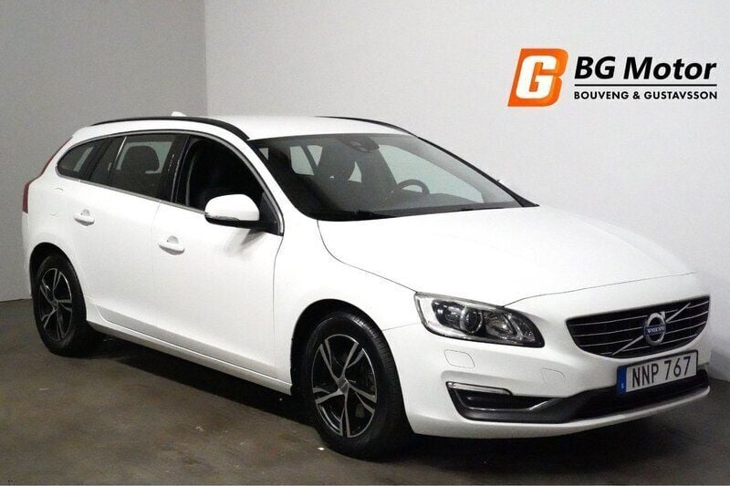 Vit Begagnad 2014 Volvo V60 Momentum Kombi | 114 900 kr (Marknadspris) - Bild 1/4