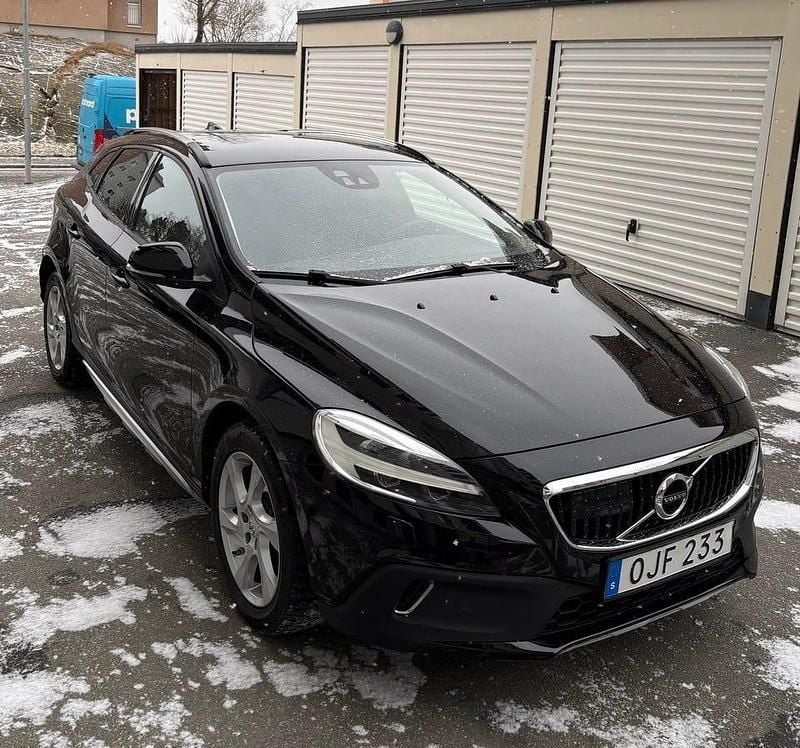 Metallic Begagnad 2017 Volvo V40 CC Kombi | 159 000 kr (Marknadspris) - Bild 1/4
