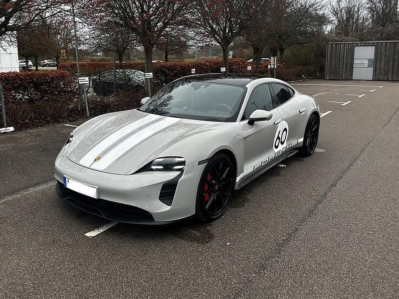 Grå Begagnad 2024 Porsche Taycan GTS Sedan | 1 100 000 kr - Bild 1/4