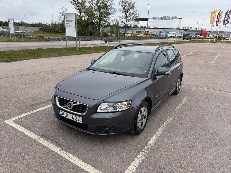 Grå Begagnad 2011 Volvo V50 Momentum Kombi | 59 900 kr (Marknadspris) - Bild 1/4