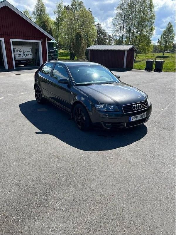 Grå Begagnad 2005 Audi A3 Comfort Halvkombi | 11 000 kr (Superpris) - Bild 1/4