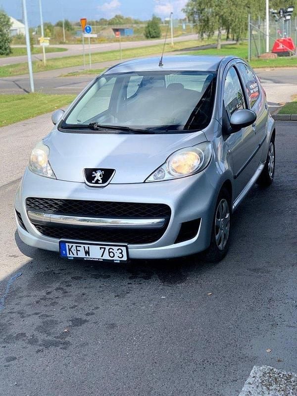 Grå Begagnad 2010 Peugeot 107 Halvkombi | 27 000 kr (Marknadspris) - Bild 1/4