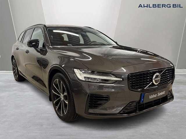 Grå Begagnad 2025 Volvo V60 Plus Kombi | 479 500 kr (Marknadspris) - Bild 1/3