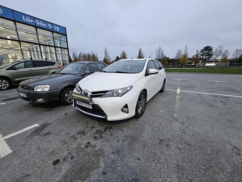Vit Begagnad 2015 Toyota Auris Touring Sports Edition Kombi | 69 000 kr - Bild 1/4