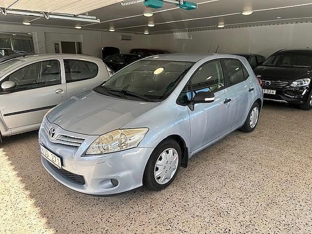 Begagnad Toyota Auris Life 90 HK (66 kW) 2010 Ljusblå Halvkombi