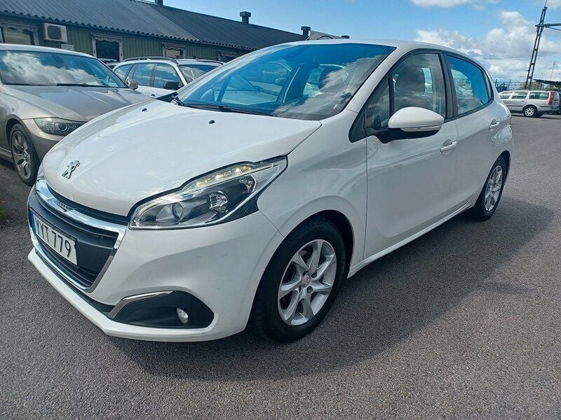 Vit Begagnad 2017 Peugeot 208 Halvkombi | 94 900 kr (Marknadspris) - Bild 1/4