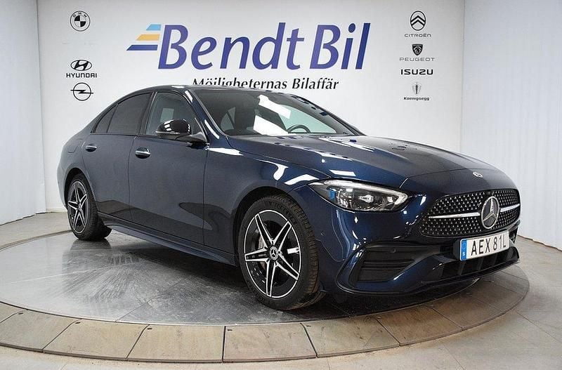 Blå Begagnad 2022 Mercedes C300e AMG line Sedan | 454 500 kr (Marknadspris) - Bild 1/4
