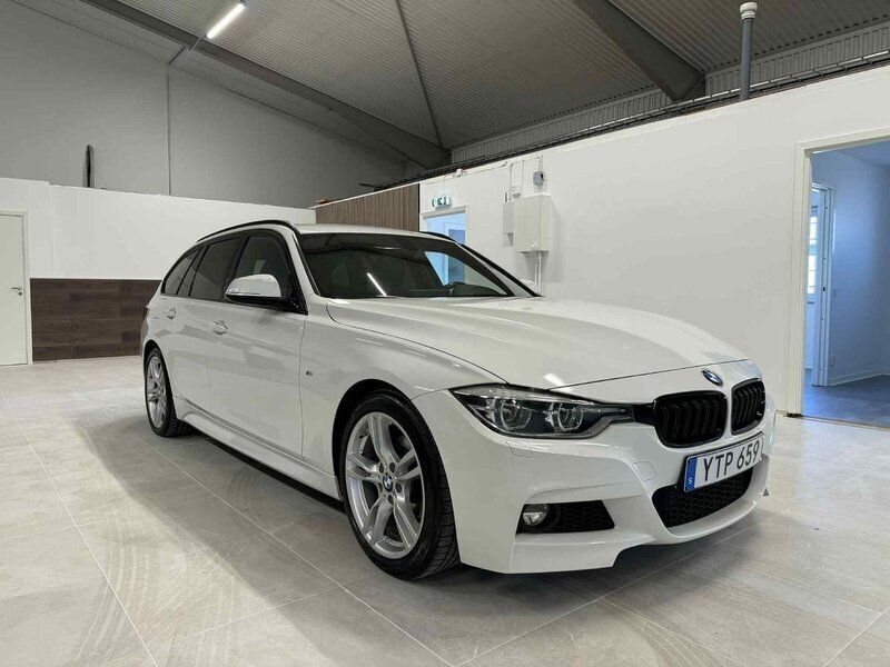 Vit Begagnad 2017 BMW 320 M Sport Kombi | 219 900 kr (Marknadspris) - Bild 1/4