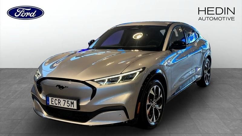 Grå (grey) Begagnad 2021 Ford Mustang Mach-E Standard Range SUV | 359 900 kr (Marknadspris) - Bild 1/4