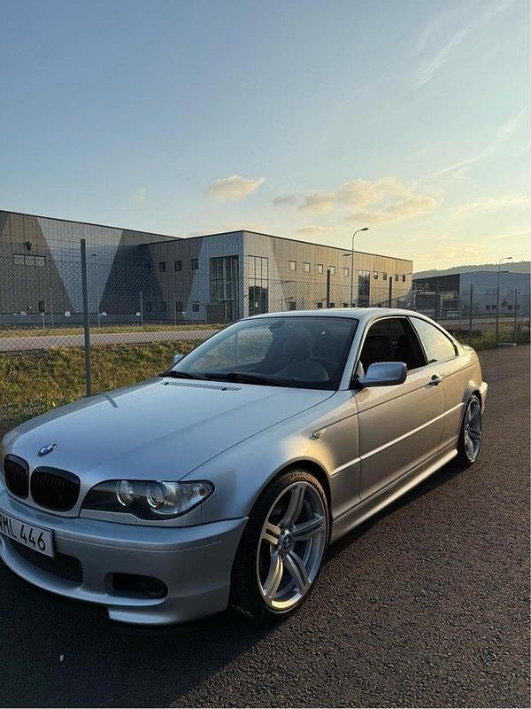 Grå Begagnad 2005 BMW 325 M Sport Sportkupé | 139 000 kr (Dyr) - Bild 1/4