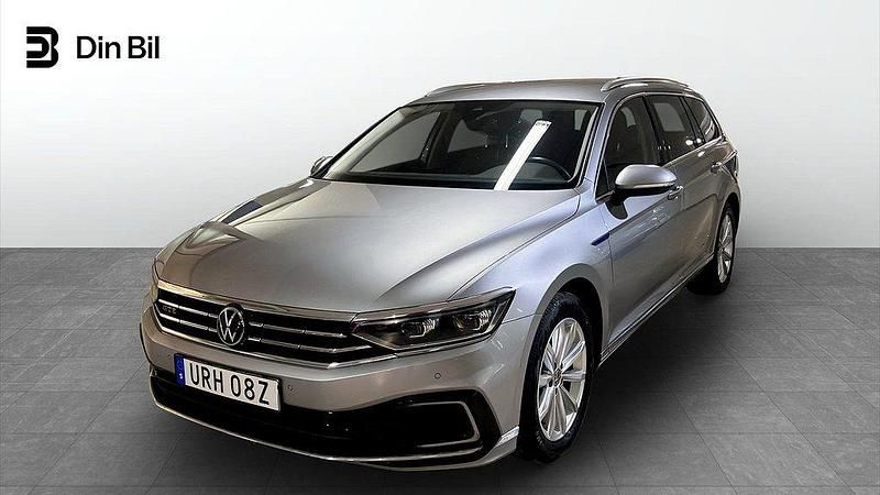 Silver (pyrit silver metallic) Begagnad 2023 VW Passat Executive Kombi | 309 900 kr (Bra pris) - Bild 1/4