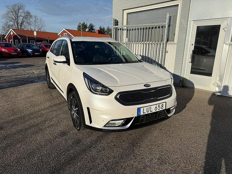 Vit Begagnad 2017 Kia Niro Advance SUV | 169 900 kr (Marknadspris) - Bild 1/4