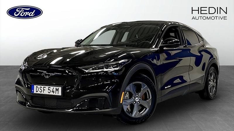 Svart (black) Begagnad 2022 Ford Mustang Mach-E Standard Range SUV | 364 900 kr (Bra pris) - Bild 1/4
