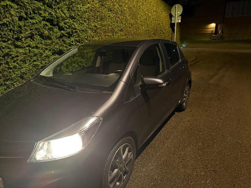 Begagnad 2014 Toyota Yaris Halvkombi | 102 000 kr (Bra pris) - Bild 1/4