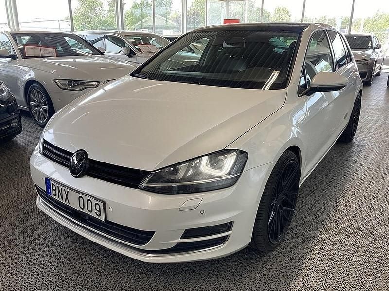 Vit Begagnad 2013 VW Golf Highline Sedan | 124 900 kr (Lite dyr) - Bild 1/4
