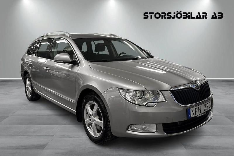 Ljusbrun Begagnad 2011 Skoda Superb Elegance Kombi | 89 000 kr (Lite dyr) - Bild 1/4
