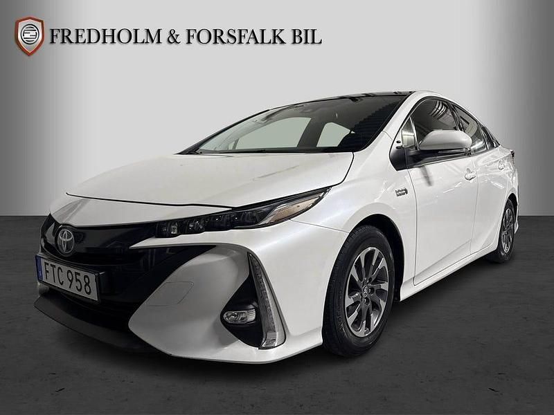 Vit Begagnad 2018 Toyota Prius Plug-in Hybrid Halvkombi | 209 900 kr (Marknadspris) - Bild 1/4