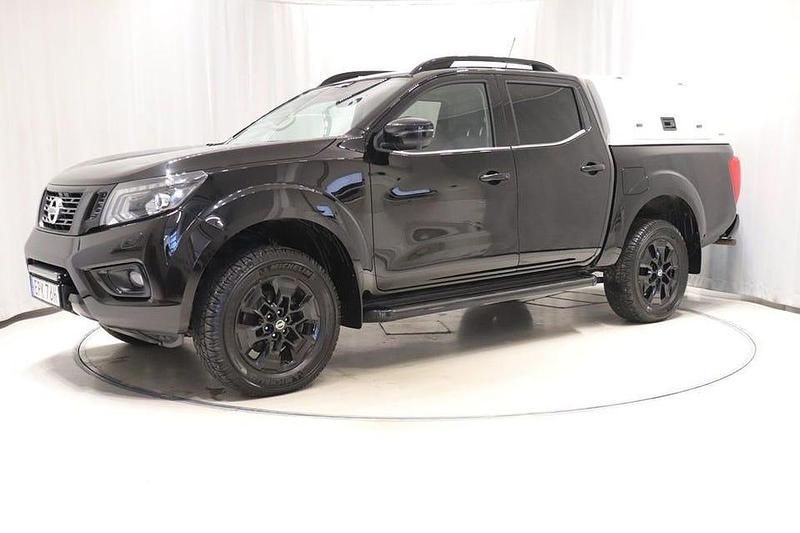 Svart Begagnad 2021 Nissan Navara 360º Pickup | 348 800 kr (Marknadspris) - Bild 1/4
