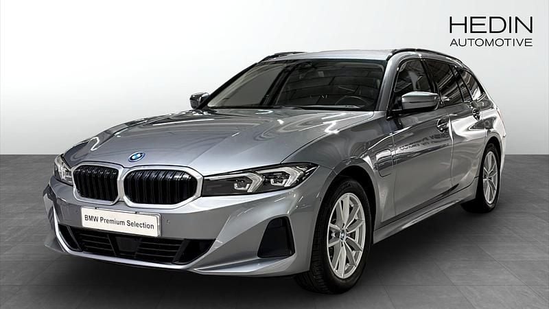 Grå (grey) Begagnad 2023 BMW 330e Shadowline Kombi | 378 700 kr (Lite dyr) - Bild 1/4