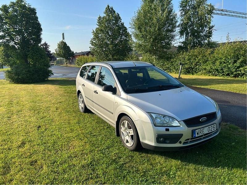 Silver Begagnad 2005 Ford Focus Kombi | 15 000 kr (Marknadspris) - Bild 1/4