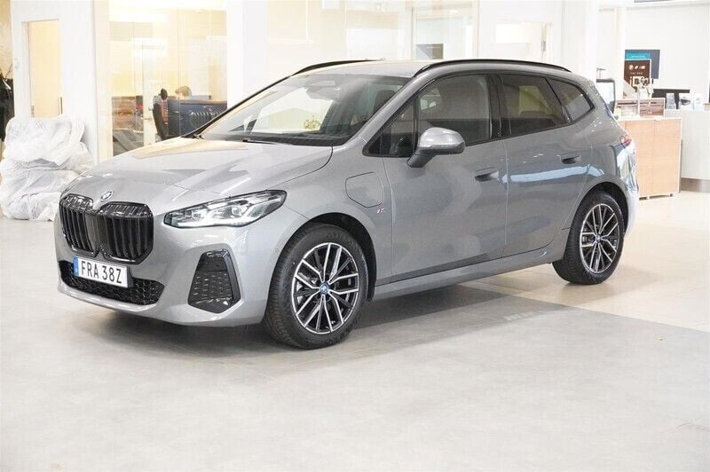 Begagnad BMW 230e Active Tourer Comfort Edition 327 HK (240 kW) 2023 Grå/silver Minibuss