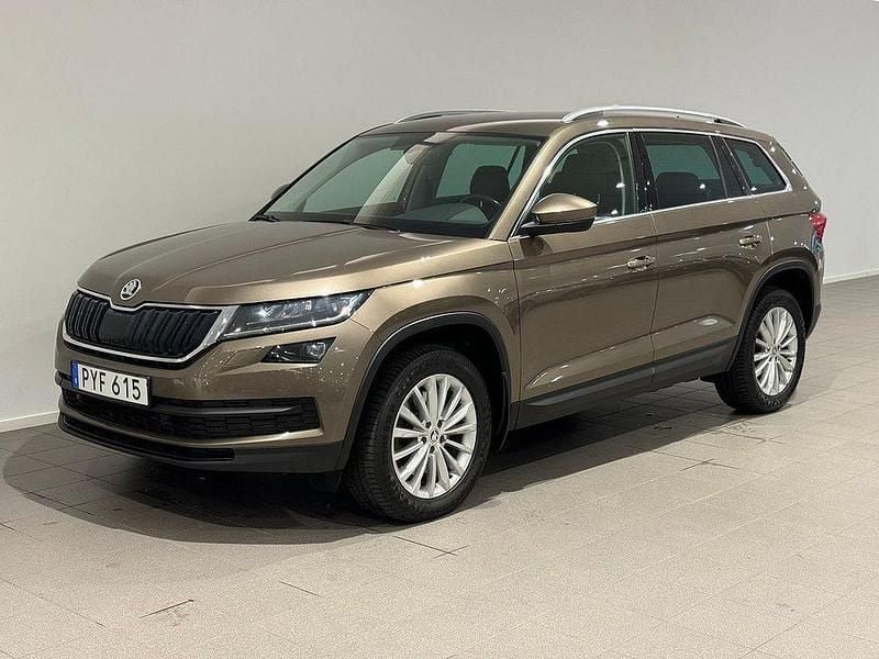 Mörkbrun Begagnad 2017 Skoda Kodiaq SUV | 239 500 kr (Marknadspris) - Bild 1/3