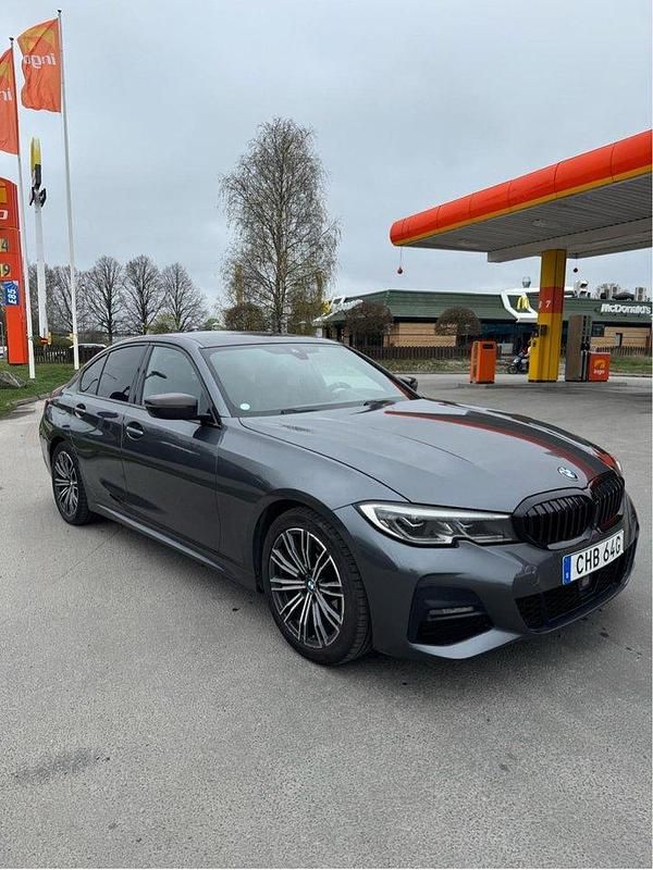 Grå Begagnad 2020 BMW 320 M Sport Sedan | 299 000 kr (Marknadspris) - Bild 1/4