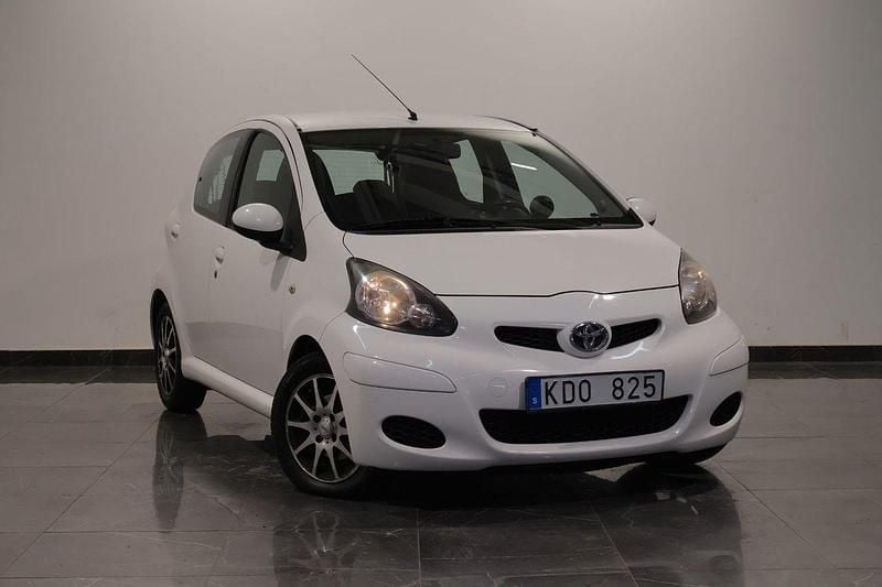 Vit Begagnad 2009 Toyota Aygo Halvkombi | 49 000 kr (Marknadspris) - Bild 1/4