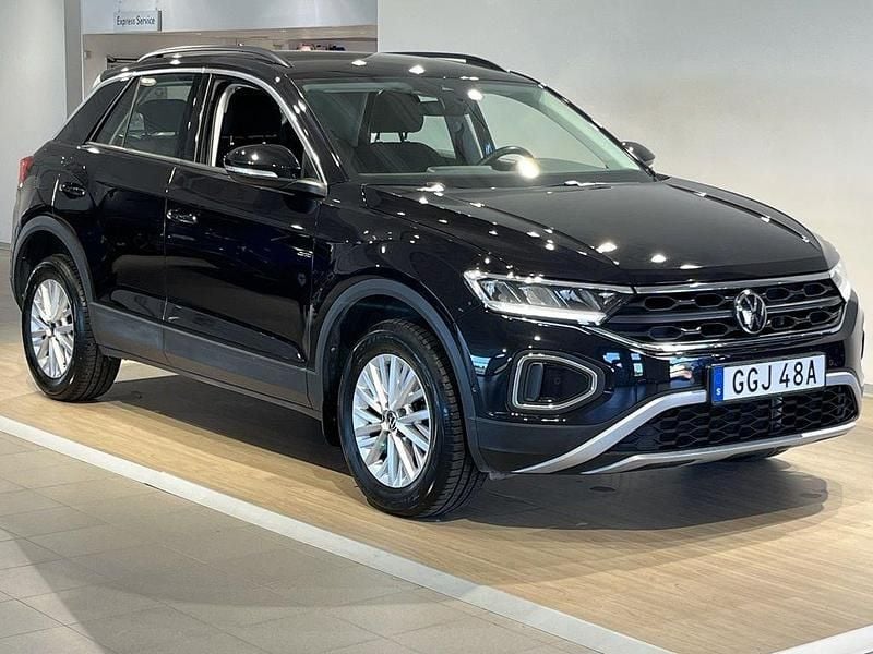 Svart (deep black pearl) Begagnad 2022 VW T-Roc Life SUV | 209 000 kr (Marknadspris) - Bild 1/2