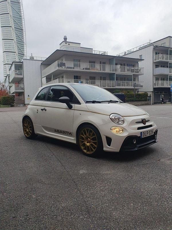 Vit Begagnad 2021 Abarth 595 Halvkombi | 220 000 kr (Marknadspris) - Bild 1/4