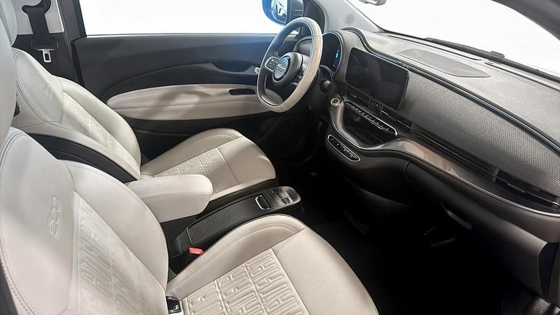 Begagnad Fiat 500e La Prima 87 kW (119 HK) 2022 Grå (grey) Halvkombi